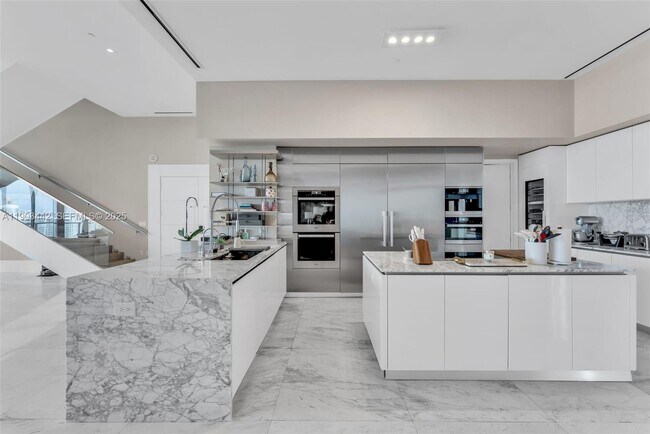 Building Photo - 5500 Island Estates Dr