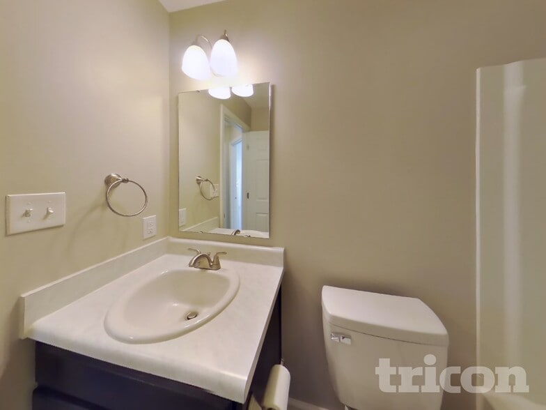 Building Photo - 963 Redwood Dr