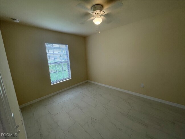 Building Photo - 533 SE 6th Pl