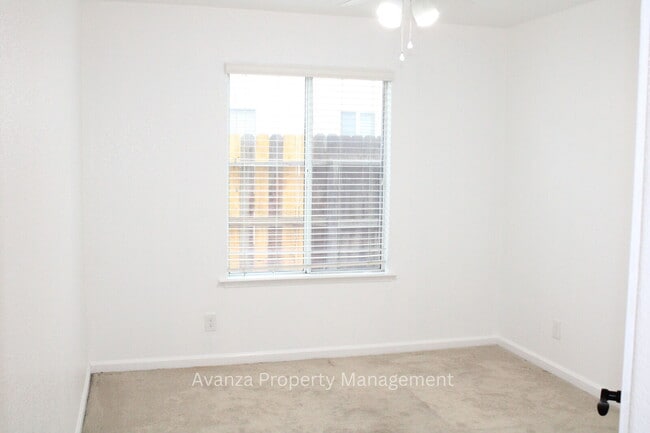 Building Photo - Home for Rent 5428 W. Saginaw Ave Fresno, CA 93722 Description 4 Bedroom/2 Bath Home in Fresno (D...