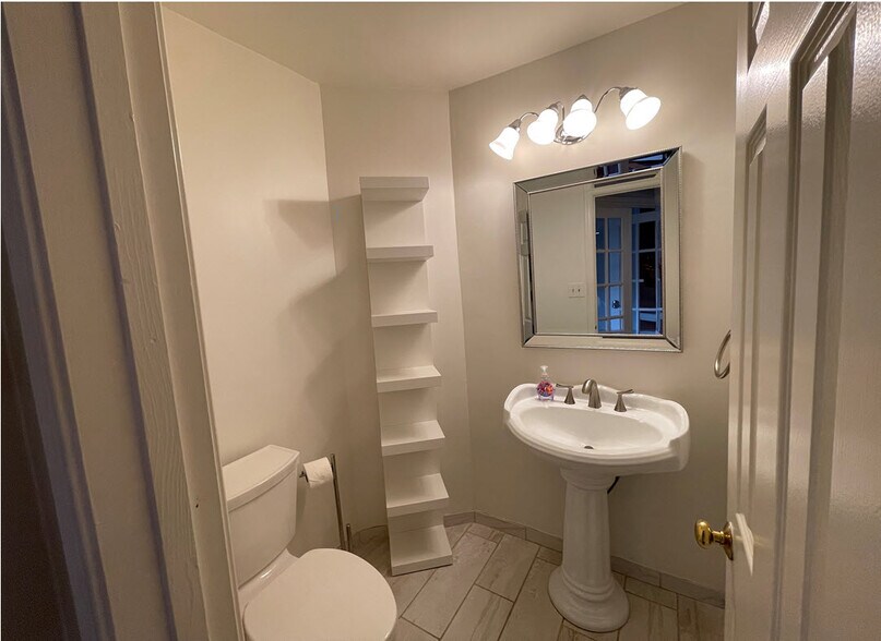 Building Photo - 7727 Rockledge Ct