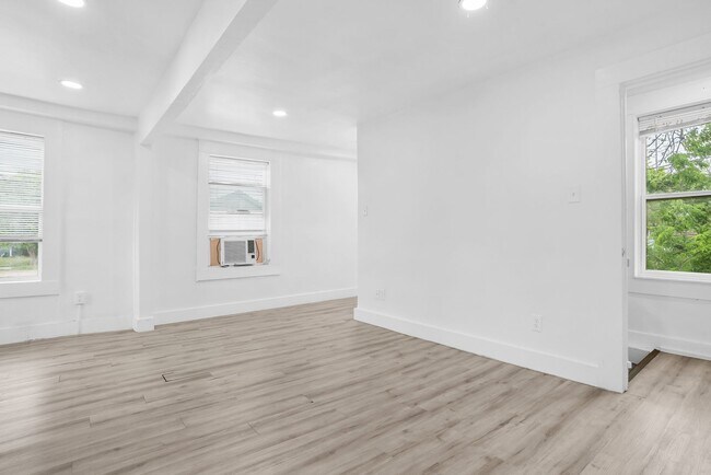 Building Photo - 2737 Stuart Dr