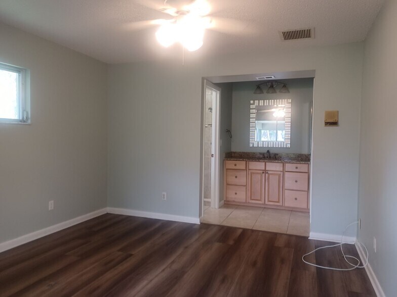 Building Photo - Coming Soon: Spacious, Newly Remodeled  3 bedroom, 2 bathroom screened lanai GREAT LOCATION