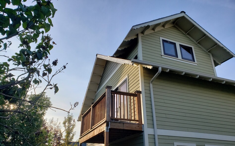 exterior view of private deck - 6864 Ne Oregon St