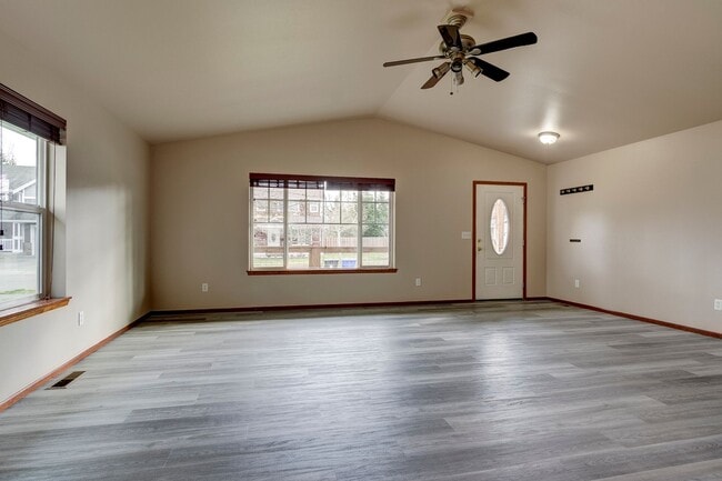 Building Photo - 3 Bedroom/2 Bath with garage home in Crosby Commons