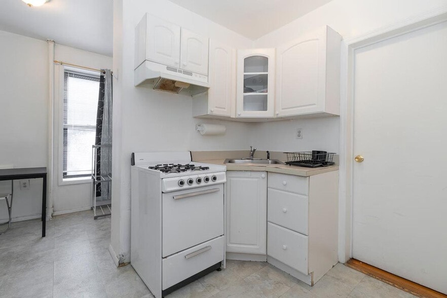 Building Photo - 248 E 91st St