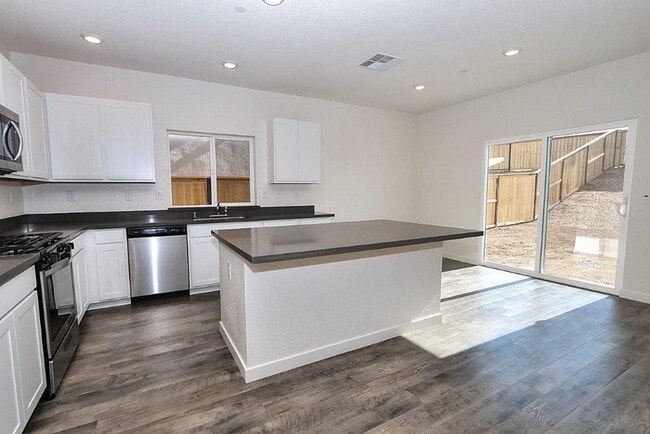 Building Photo - Beautiful Lincoln Home Available in May!