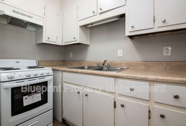 Building Photo - 1917 18th Pl N