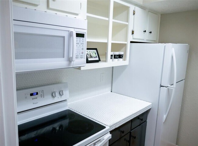 Building Photo - 6410 Del Monte Dr