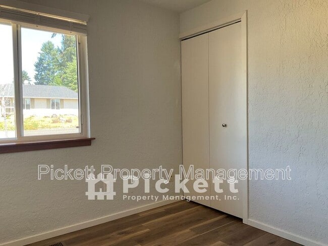 Building Photo - 609 NE Roswell Dr
