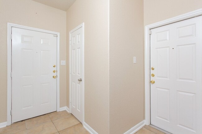 Building Photo - 3 bedroom Townhome in NW side for Rent! 50% off first months rent: November 2023 Special!