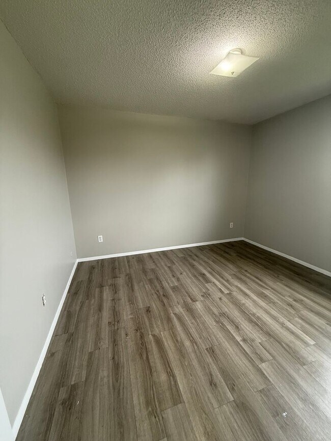 Building Photo - Spacious 2 bedroom 1 bathroom duplex in a great location!