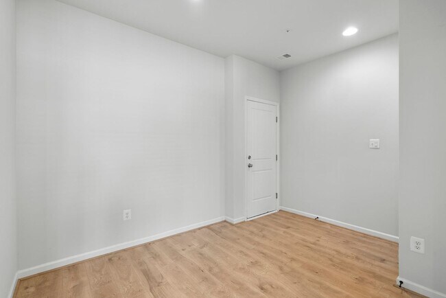 Building Photo - 3 Bed 2.5 Bath - Clarksburg Townhouse - Attached 2 Car Garage