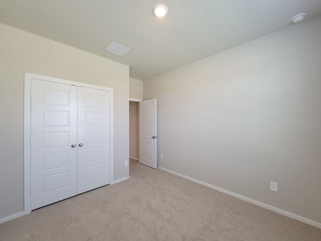 Building Photo - Single-story layout features a bright, open concept living area, dining space, and kitchen. Pebbl...