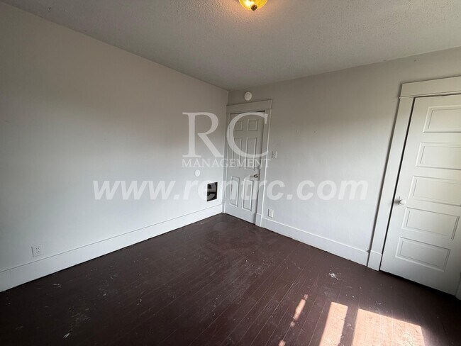 Building Photo - 9 Cronkhite-