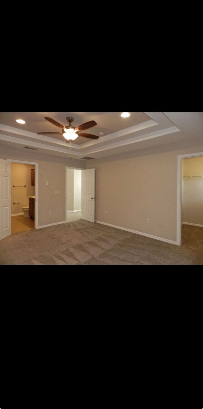 Building Photo - 10837 Kensington Park Ave