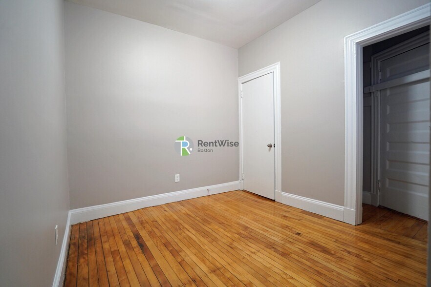 Building Photo - 72 Gardner St