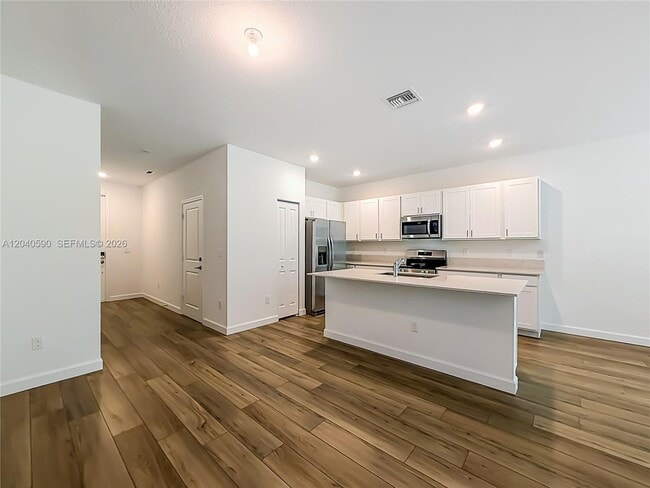 Building Photo - 4607 Hollister Ave