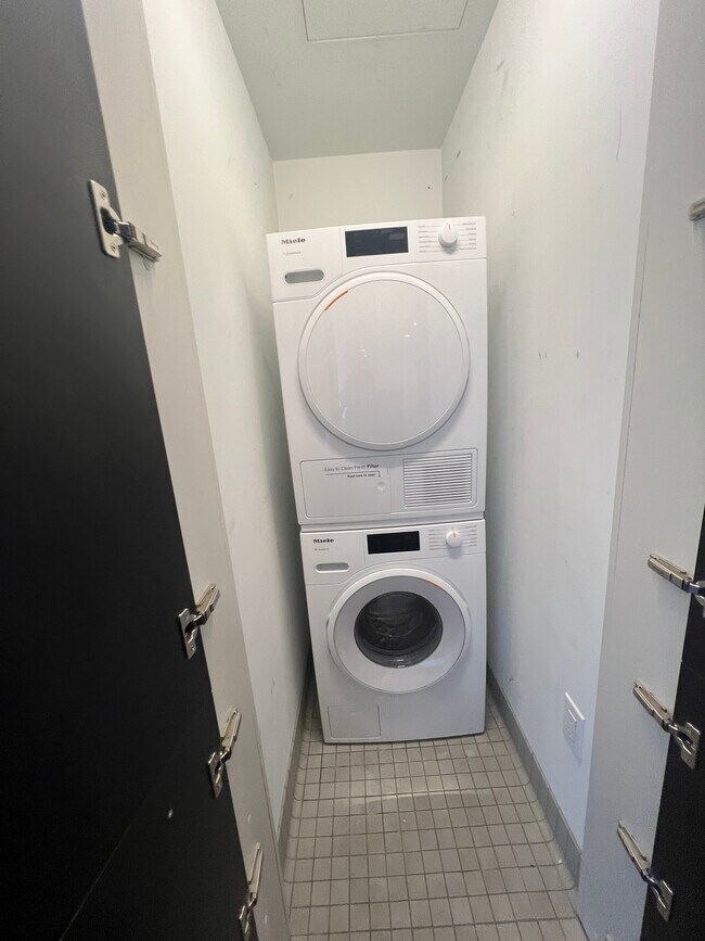 Building Photo - 6250 Hollywood Blvd