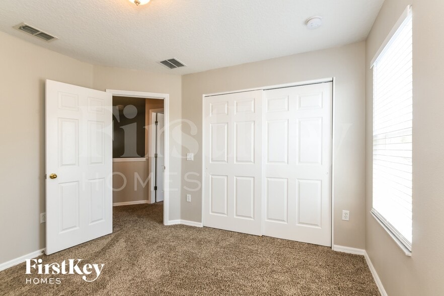 Building Photo - 300 Aster Dr