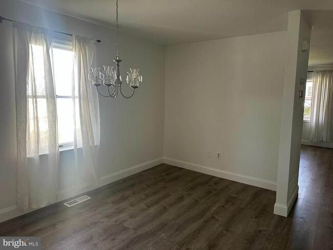 Building Photo - 223 E 8th Ave