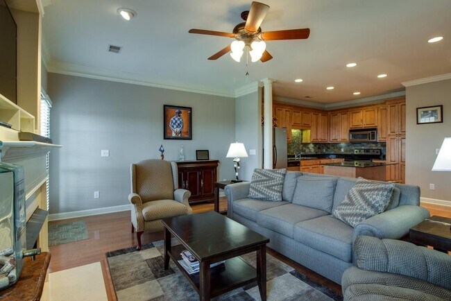 Building Photo - 2 Bedroom, 2.5 Bath Townhouse w/ Garage