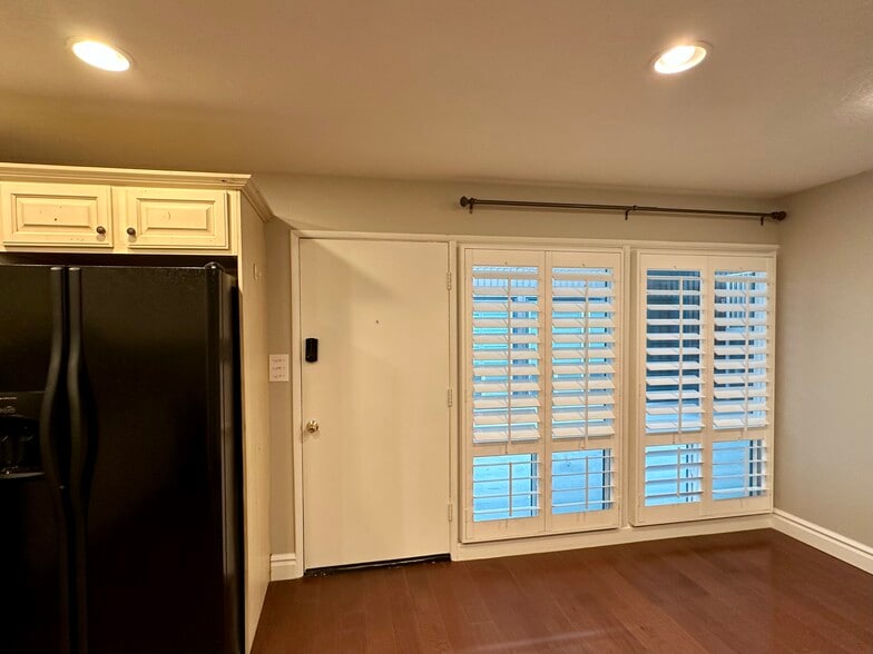 Entrance - keypad lock - 73 F St E