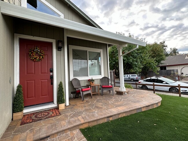 Building Photo - 904 Bond Pl