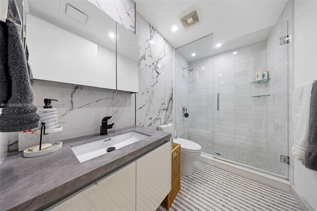 Building Photo - 700 NE 26th Terrace