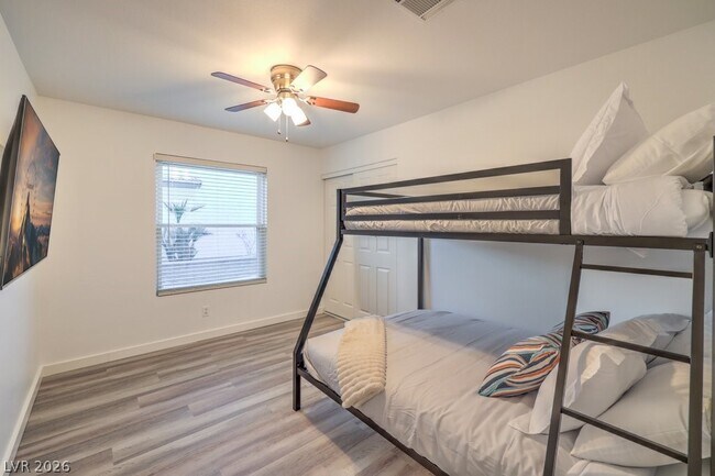 Building Photo - 549 Brigadier St