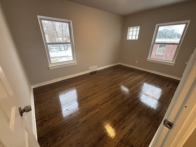 Building Photo - 373 Taft Pl