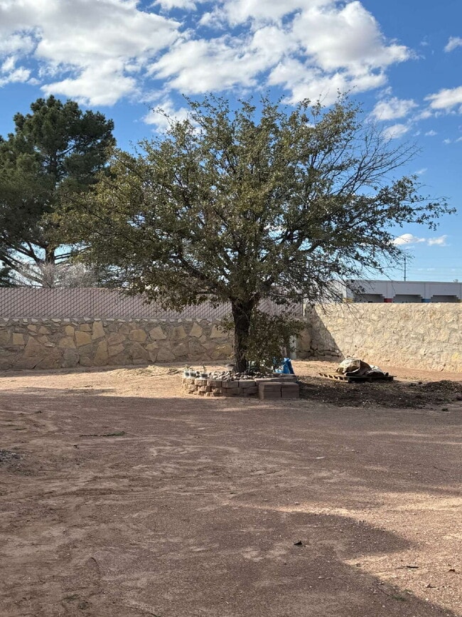 Building Photo - 15327 Woodhill Ct