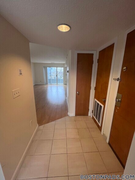 Building Photo - 152 N Beacon St