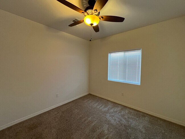 Building Photo - 4 BEDROOM HOME!