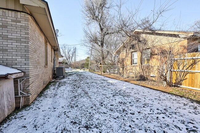 Building Photo - 2501 Ashley Dr