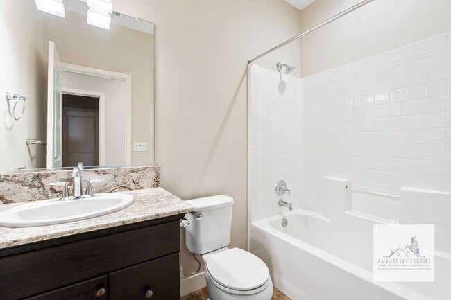 Building Photo - Beautiful Newly 3 Bedroom 2 Bath Home in Madera