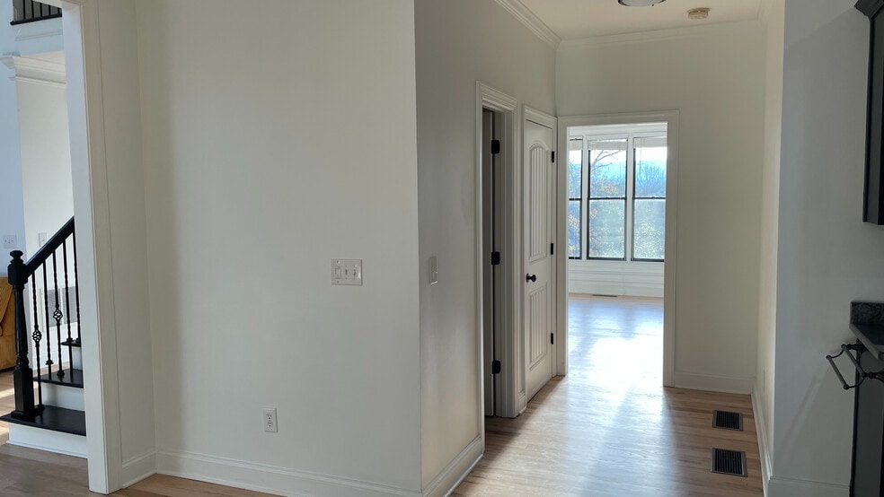 Building Photo - Room in House on Hillside Dr