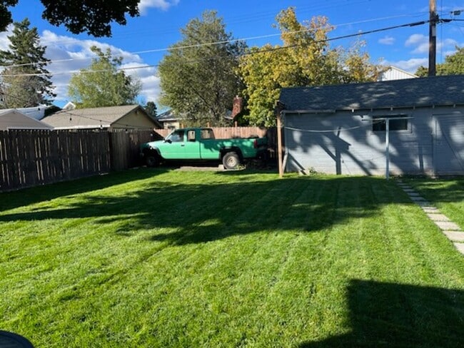 Building Photo - Charming 3 Bedroom 2 Bathroom House!!