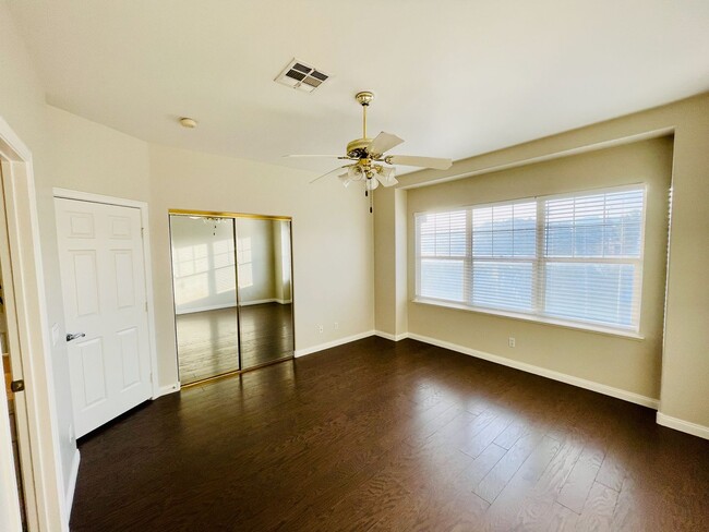 Building Photo - COMING SOON: Hardwood floors, freshly pain...