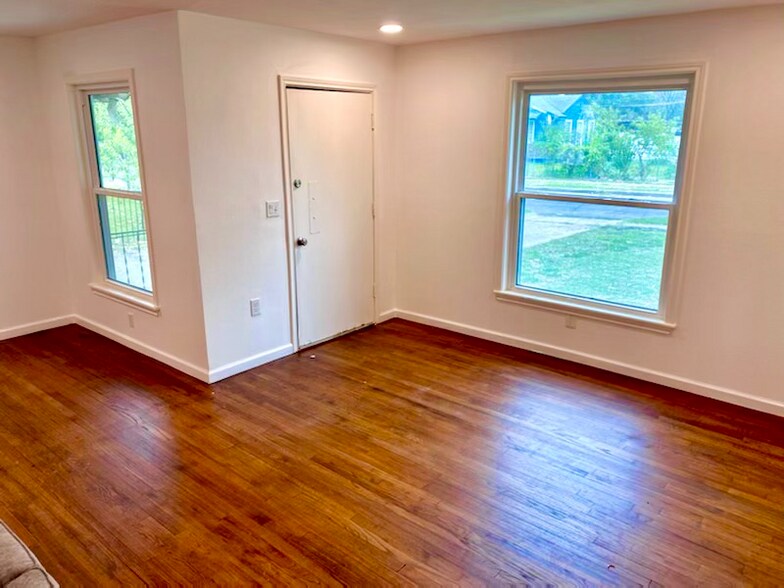 Building Photo - 1321 Whitley Dr