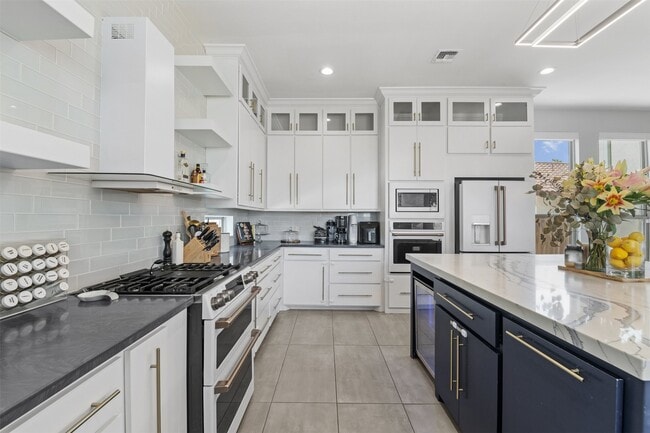 Building Photo - 15130 Reales Dr