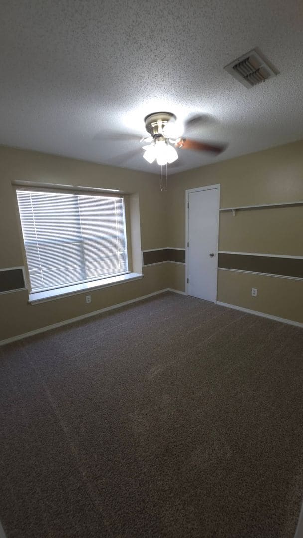 Building Photo - Wonderful Large 3 Bedroom Home