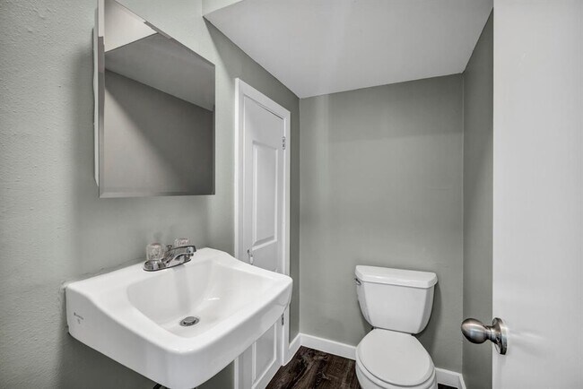Building Photo - 2808 Skyway Cir