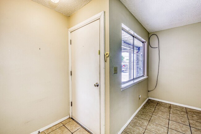 Building Photo - Beautiful 2 bed - 1 baths apartment  part ...