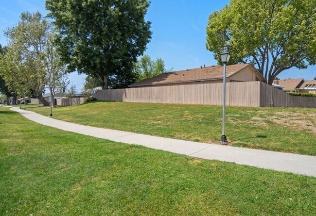 Building Photo - Updated - one story home in Moorpark's desirable Peach Hill neighborhood