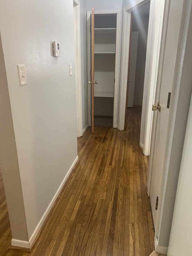 Building Photo - 513 W Clark St