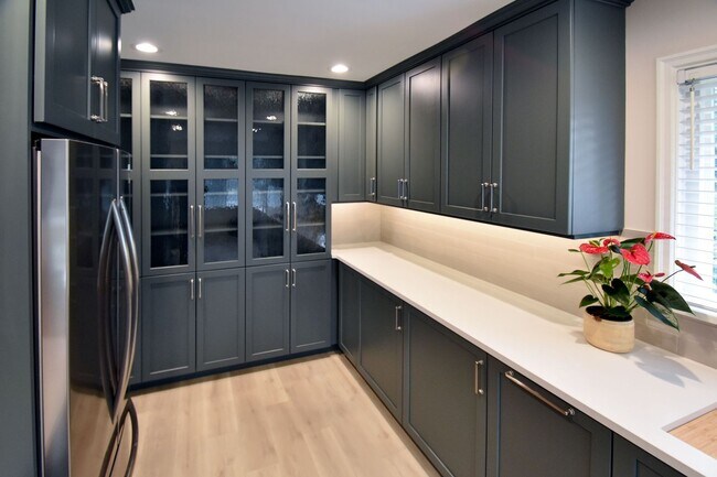 Building Photo - 7605 Sunset Cir W