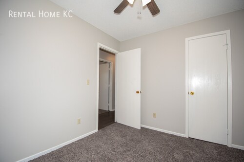 Building Photo - Remodeled 3-bed / 1-bath Second-Floor unit...