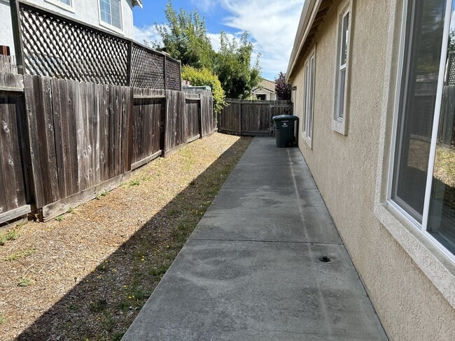 Building Photo - Gorgeous 3 Bedroom, 2 Bath Home in America...