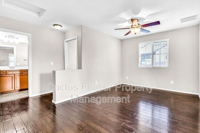 Building Photo - 2544 E Vermont Dr